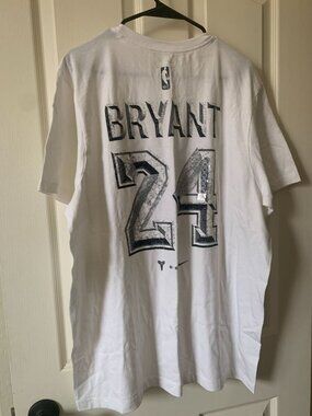 Nike Kobe Bryant Mens XL T-Shirt White With Graphic Logo & Bryant 24 Back Design